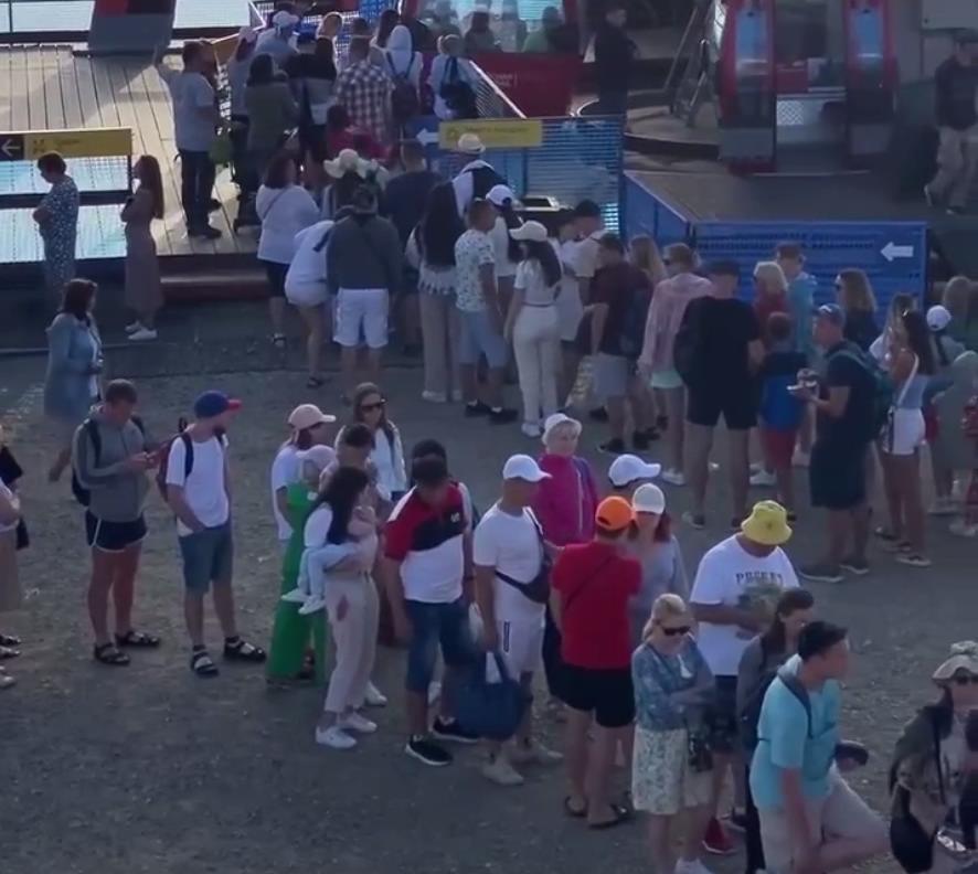 Постоим, подождем: в горах Сочи образовалась огромная очередь на подъемник (Видео)