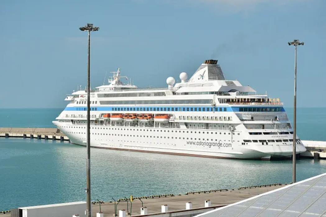 Лайнер отправился в первый круиз из Сочи в Турцию