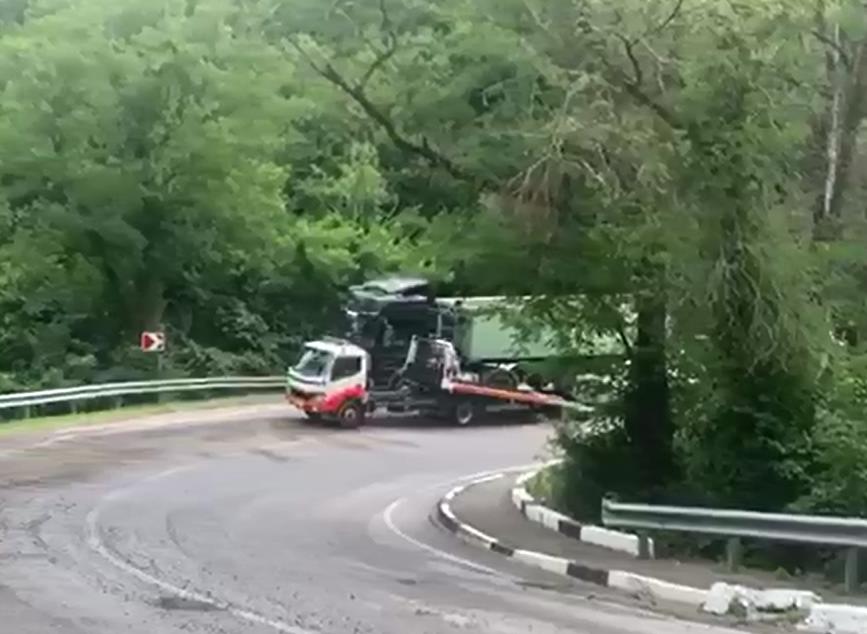 В Сочи легковушка влетела в фуру