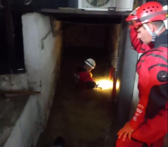 В Сочи спасли двух людей из затопленного цоколя