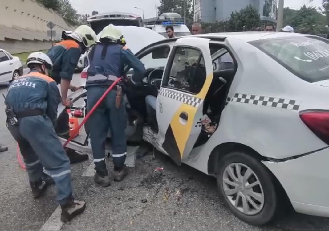 В Сочи таксиста зажало в авто