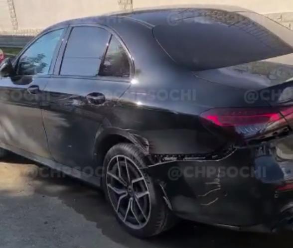 В Сочи бешеная тележка протаранила 2 авто (Видео)