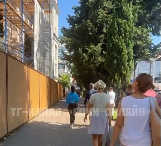 Люди, не ходите здесь: в центре Сочи рухнула железная палка со стройки (Видео)