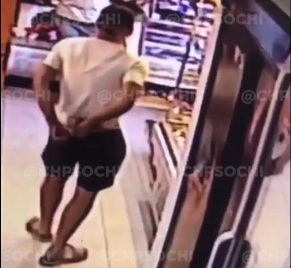 Мало на бутеры: в Сочи парни украли колбасу и спрятали в шорты