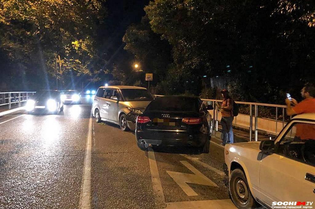 В Сочи произошло ДТП с участием двух иномарок. Есть пострадавшие
