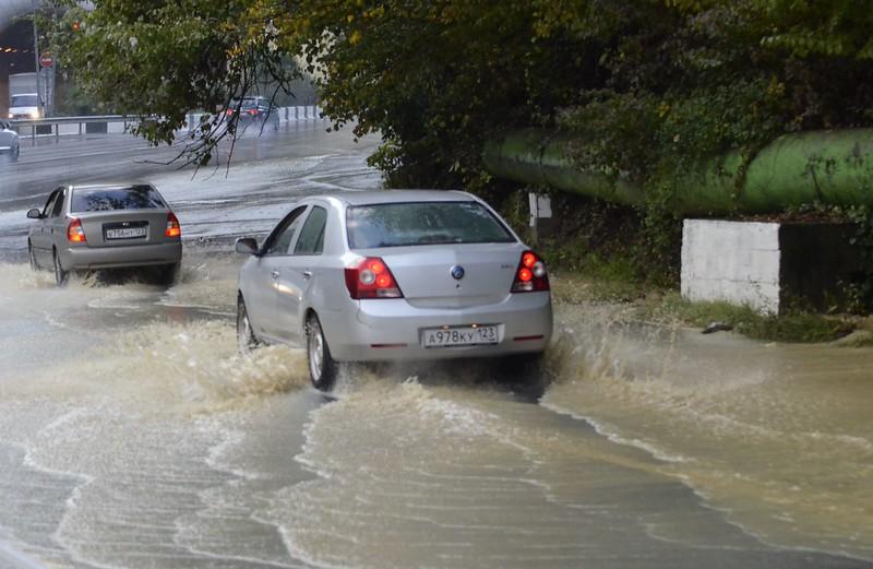 И снова ливень, и снова залповый: в Дагомысе включены сирены оповещения