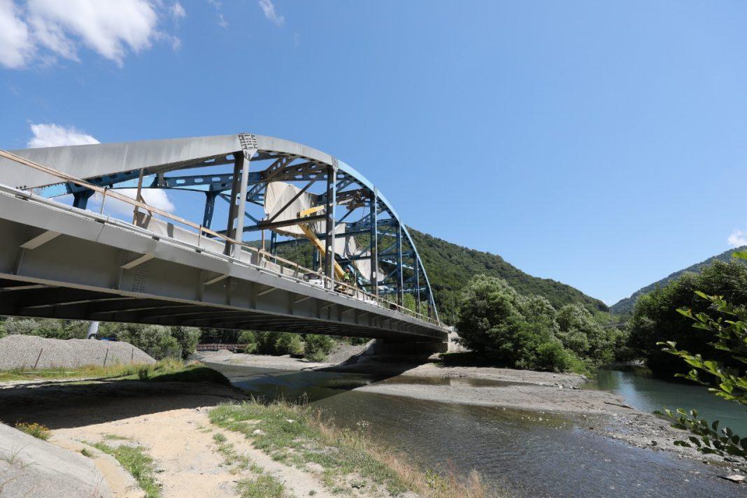 Мост через Кепшу в Сочи начали красить