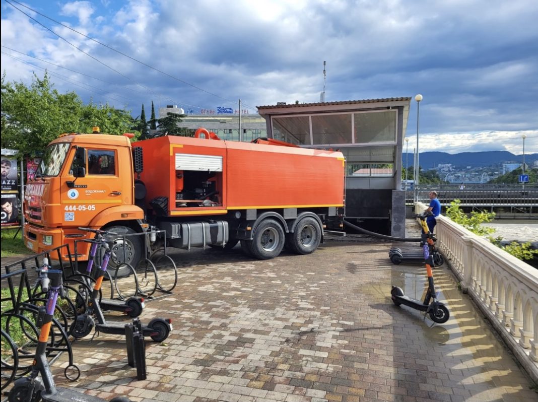 В Сочи всю ночь устраняли последствия разгулявшейся стихии