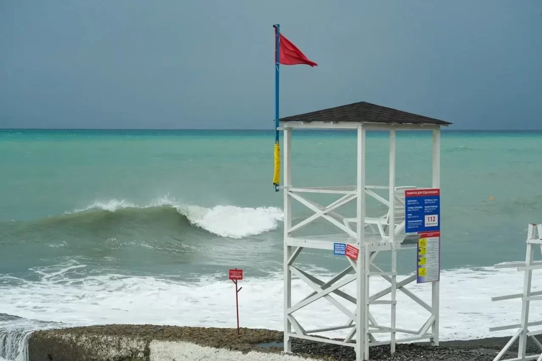 В Сочи закроют доступ на пляжи из-за шторма