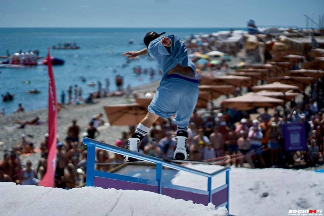 Возможно только в Сочи: для горожан и гостей курорта провели соревнования на настоящем снегу у моря