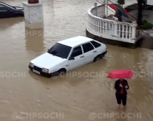 В сочи унесло машины