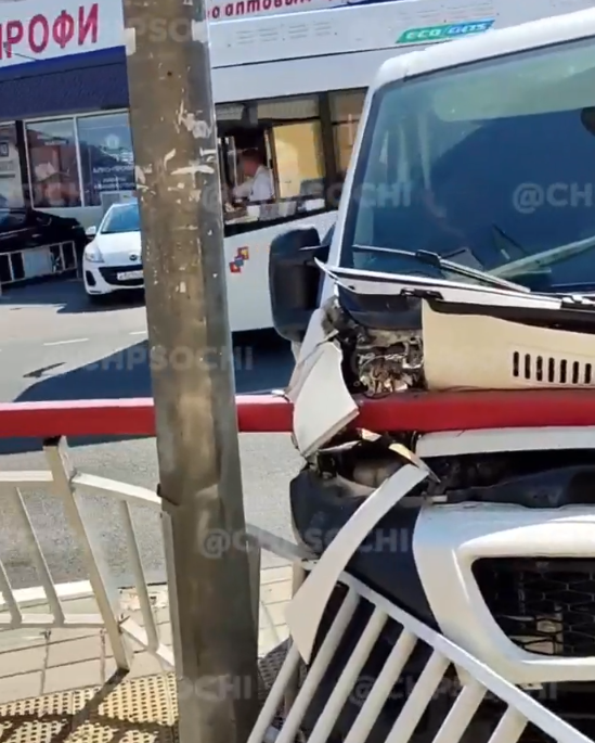 В Сочи минивэн “обнял” ограждение