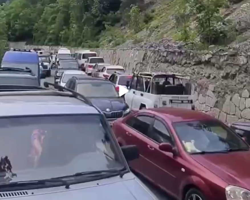 Несусветнейший коллапс: туристы массово устремились к озеру Рица и заблокировали дорогу