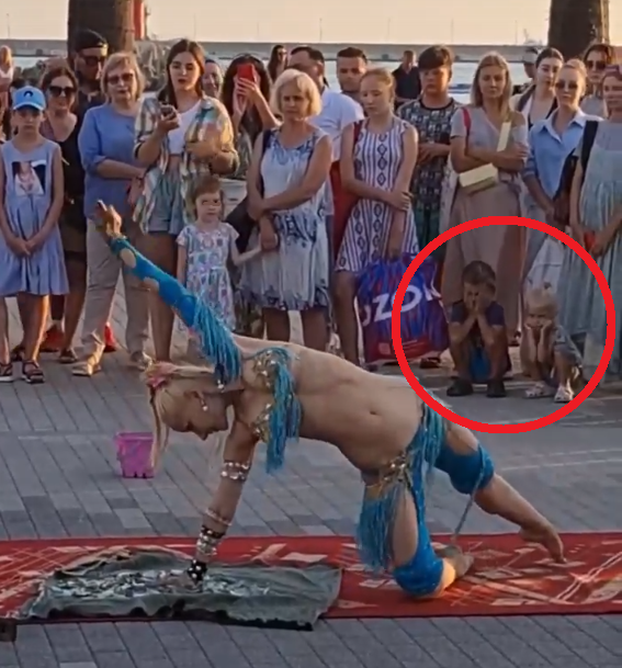 Реакция детей на танец полуголой дамы в Сочи озадачила публику