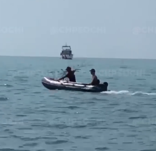 Двое в лодке выкинули кучу мусора в море в Сочи (видео)