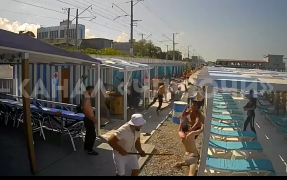 Очередная драка на пляже в Сочи попала на видео