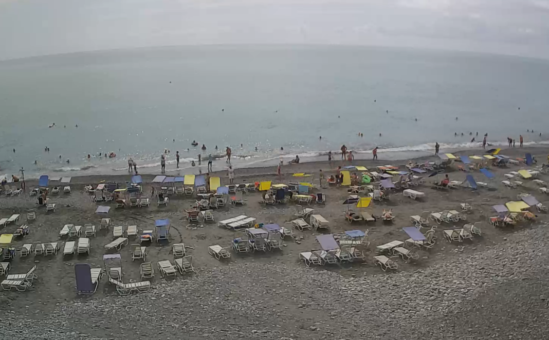 На пляжах Сочи сняли запрет на купания