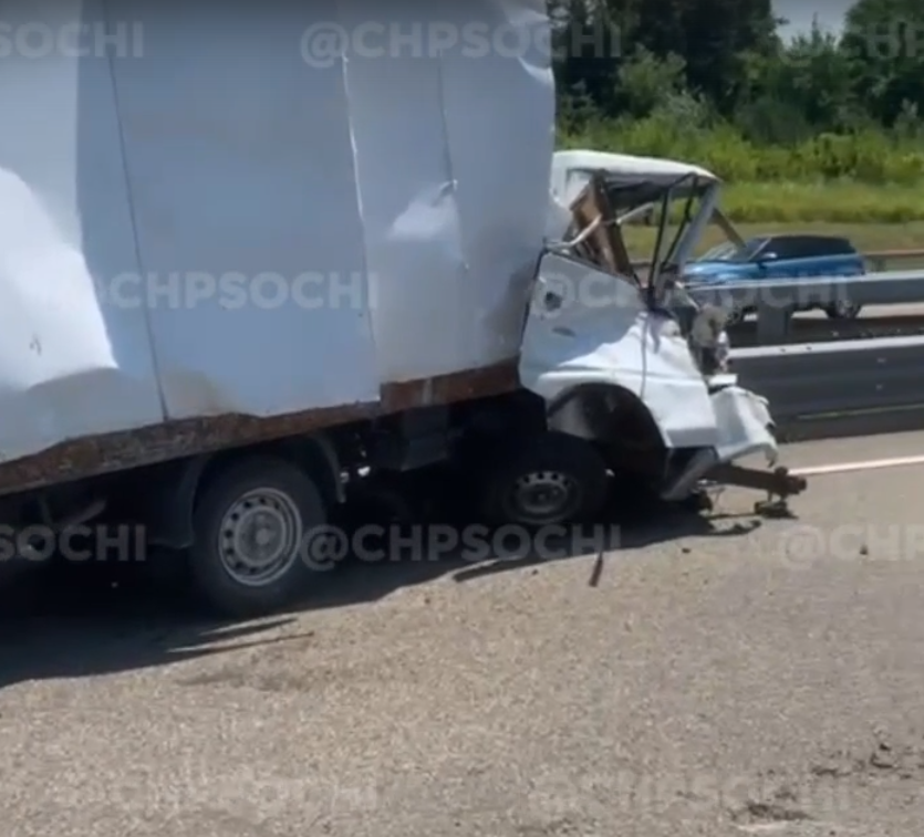 В ДТП в Сочи водитель грузовика вылетел из кабины и остался жив