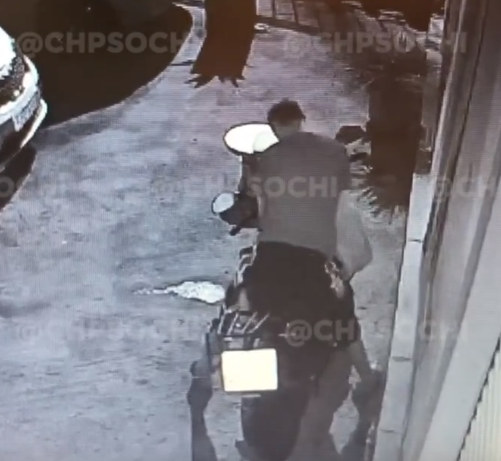В Сочи неадекват с подушкой угнал мотоцикл (видео)
