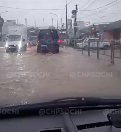 Утром 18 июля залповый дождь парализовал движение на подъезде в Сочи