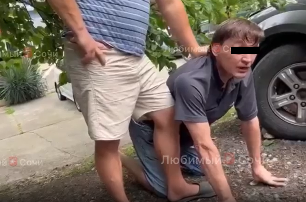 «Просто хотел потрогать»: в Сочи задержали еще одного мужчину, пристававшего к женщине с ребёнком