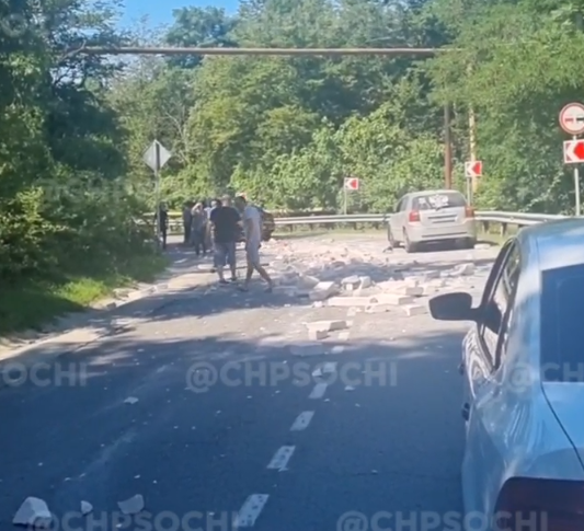 В Сочи на машину рухнули блоки с грузовика