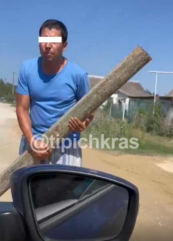 Ожесточённая борьба на пути к морю: люди с трубами прогоняют машины, объезжающие пробки