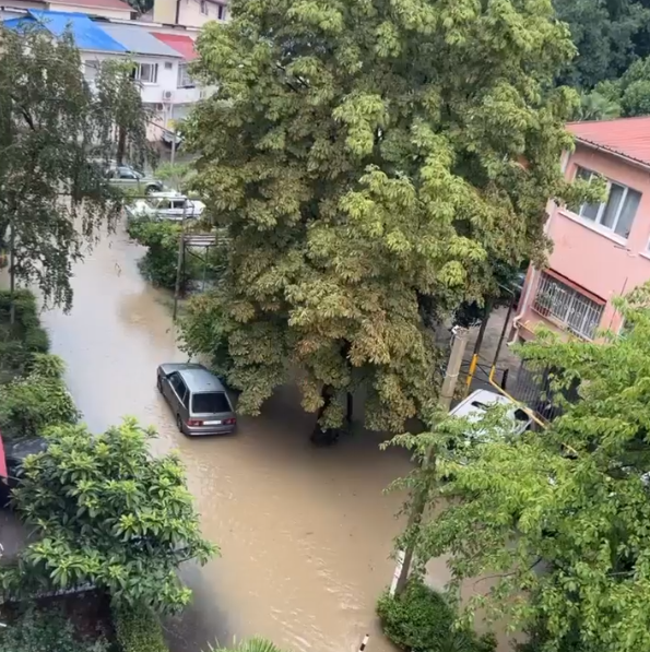 В Сочи подтопило дворы жилых домов