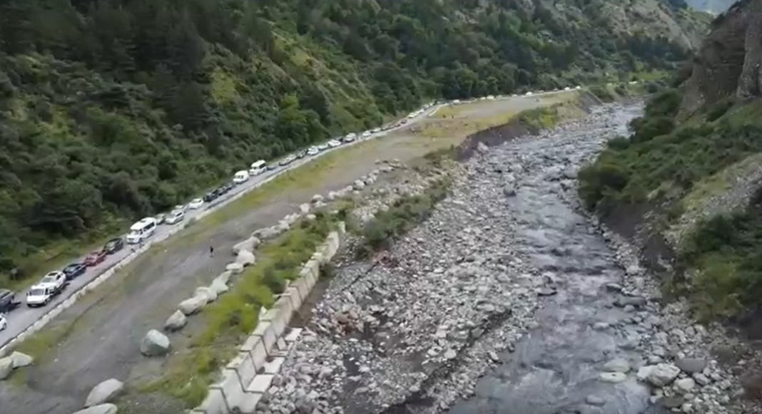 Россияне массово устремились в Грузию: пробки на границе ошеломляют