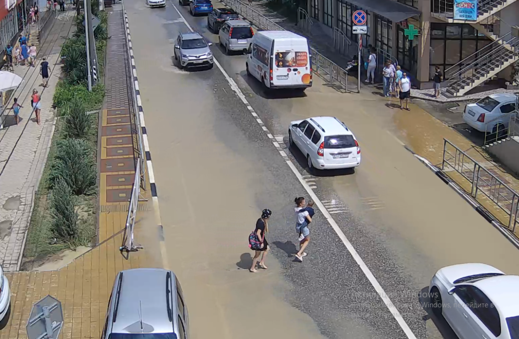 8 вёдер воды на кв.метр: в Лазаревском районе опять подтопило улицы