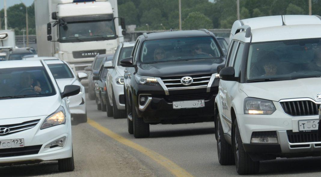 Опять аншлаг: пробки на границе в Сочи показали на видео