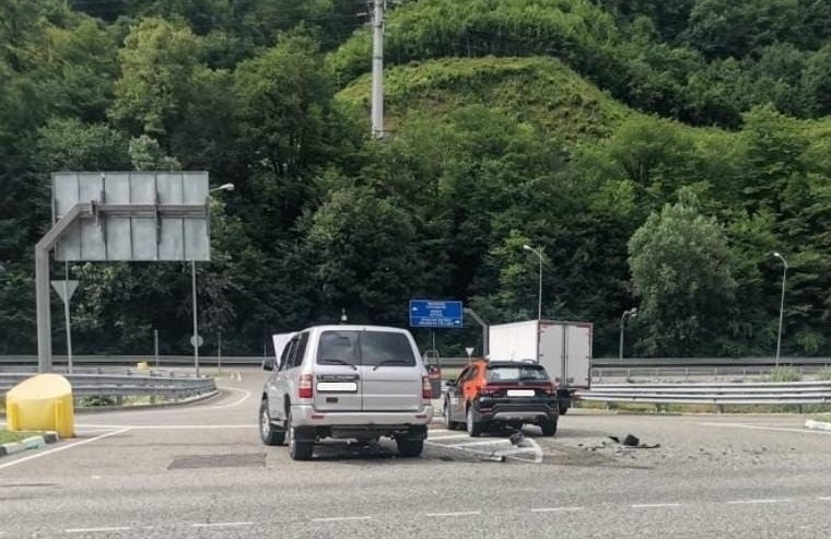 В Сочи «Ленд Крузер» влетел в каршеринг, пострадали двое (Видео)