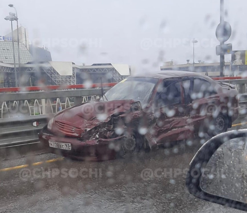 У аэропорта Сочи столкнулись 2 авто (Видео)