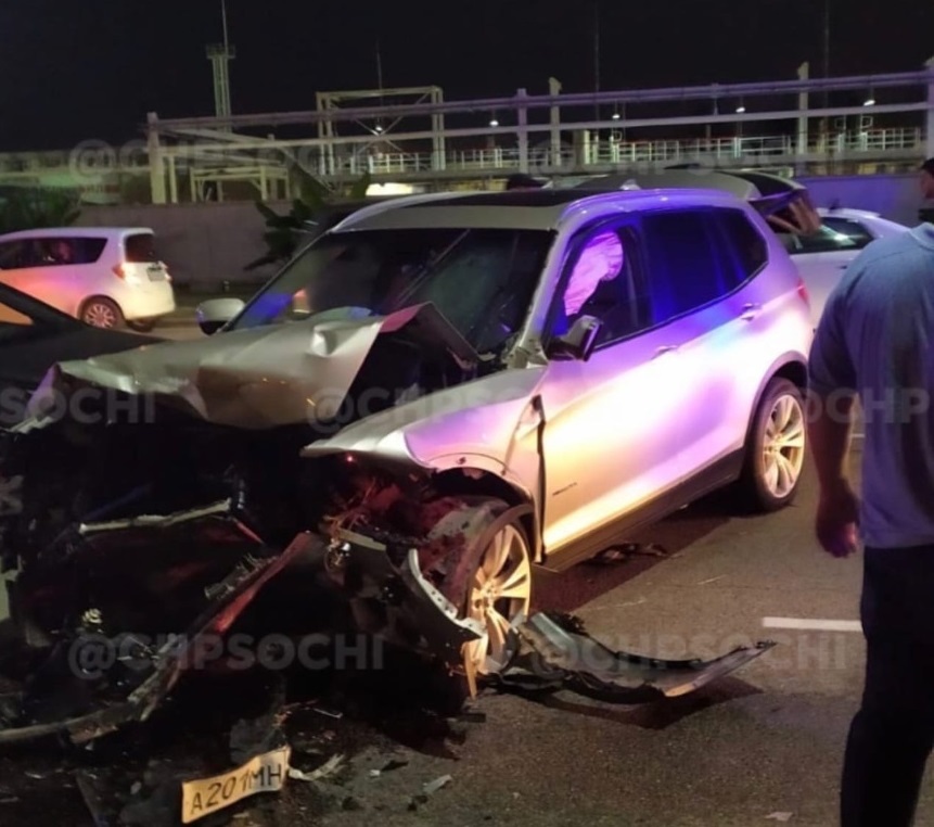 В Сириусе BMW влетела в KIA, двое в больнице