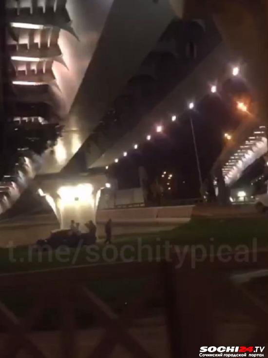 В Сочи под мостом горожане обнаружили автомобиль. Он мог слететь с моста