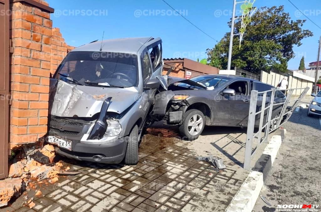 Водитель иномарки «впечатал» припаркованную “Ниву” в кирпичную стену