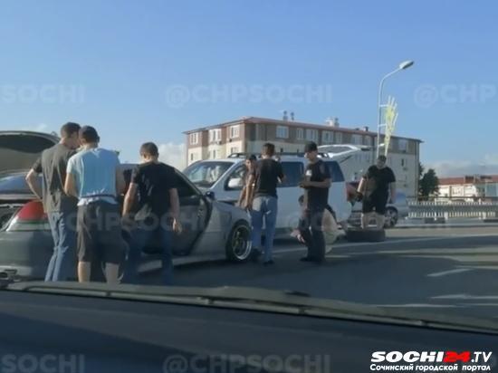 В Адлерском районе Сочи легковой автомобиль не поделил дорогу с внедорожником