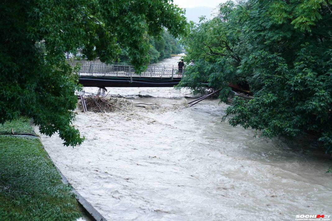 В Лазаревском районе Сочи река вышла из берегов. Подтоплено 10 придомовых территорий
