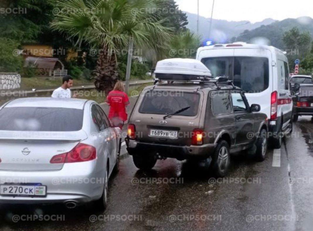 В Сочи водители, ехавшие за «Скорой»,  устроили тройное ДТП