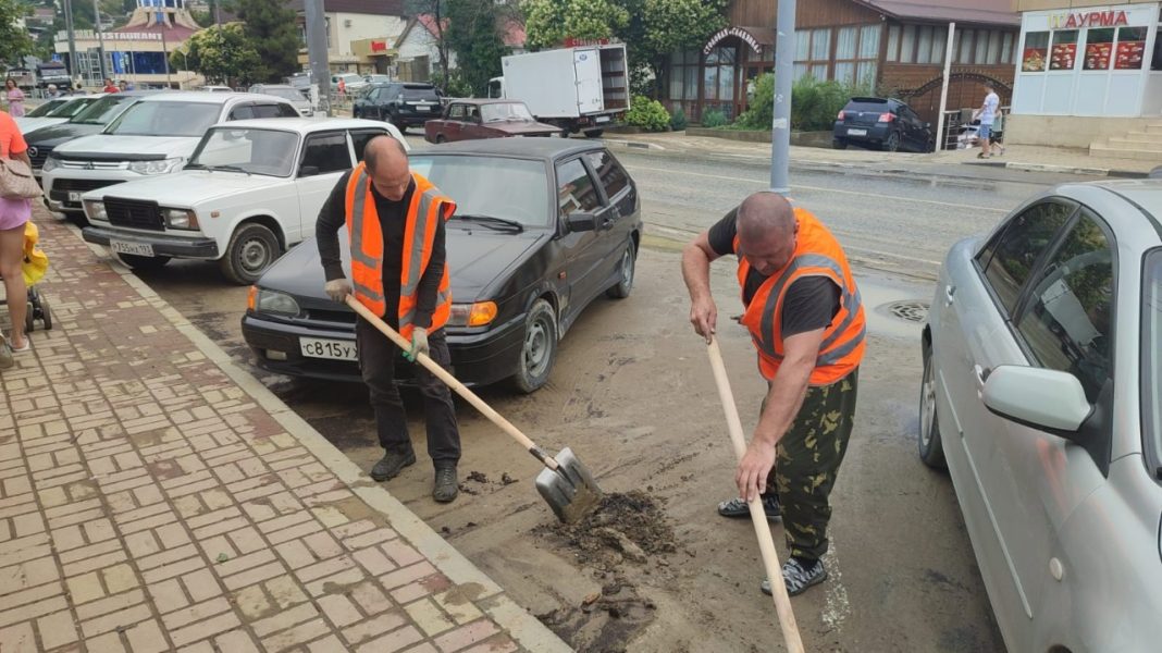 В Сочи устраняют последствия залповых ливней