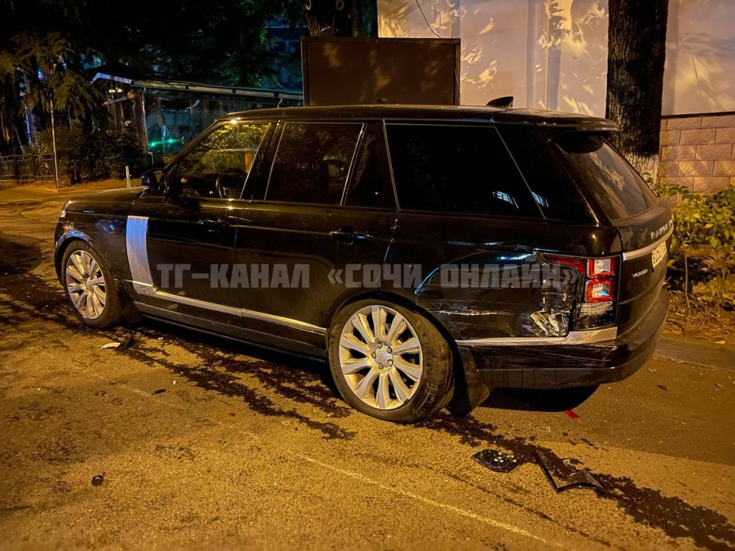 В Сочи Toyota Land Cruiser 300 снесла 8 припаркованных авто