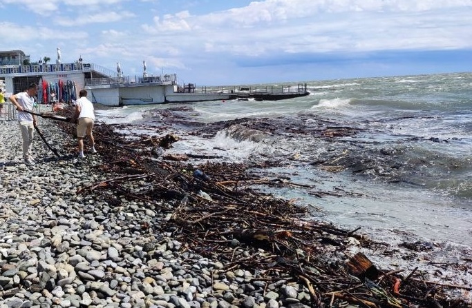 На пляжах Сочи по-прежнему нельзя купаться