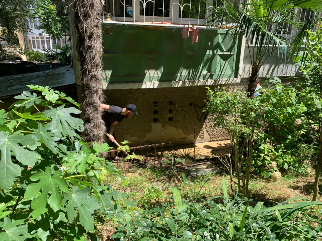 В Сочи расчищают двор, где рухнула подпорная стена и придавила 7 авто