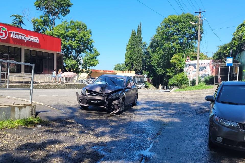 В Сочи автоледи уснула за рулем и врезалась в бетонное ограждение