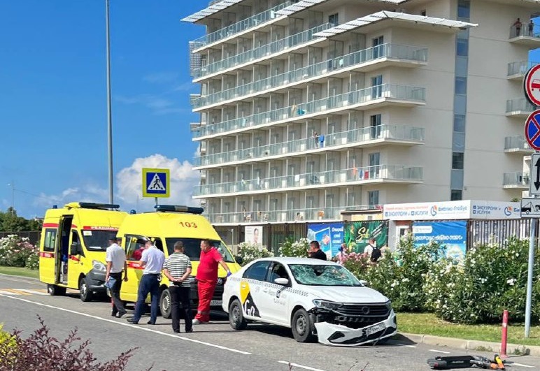 В Сириусе таксист сбил девушку на самокате