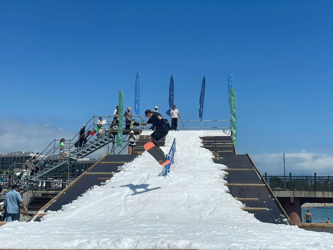 На пляже в Сириусе построили гору из снега