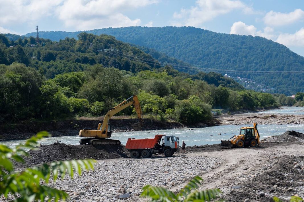 Чтобы не было беды: в Сочи расчищают русло реки