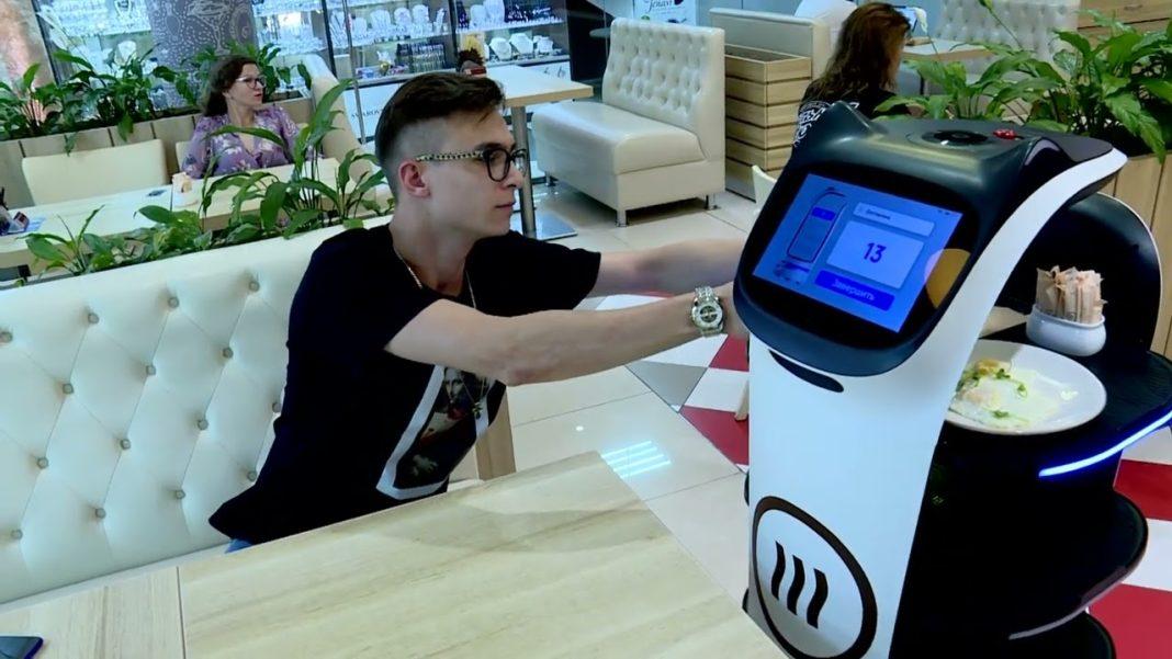 В торговом центре Сочи появились роботы-сотрудники