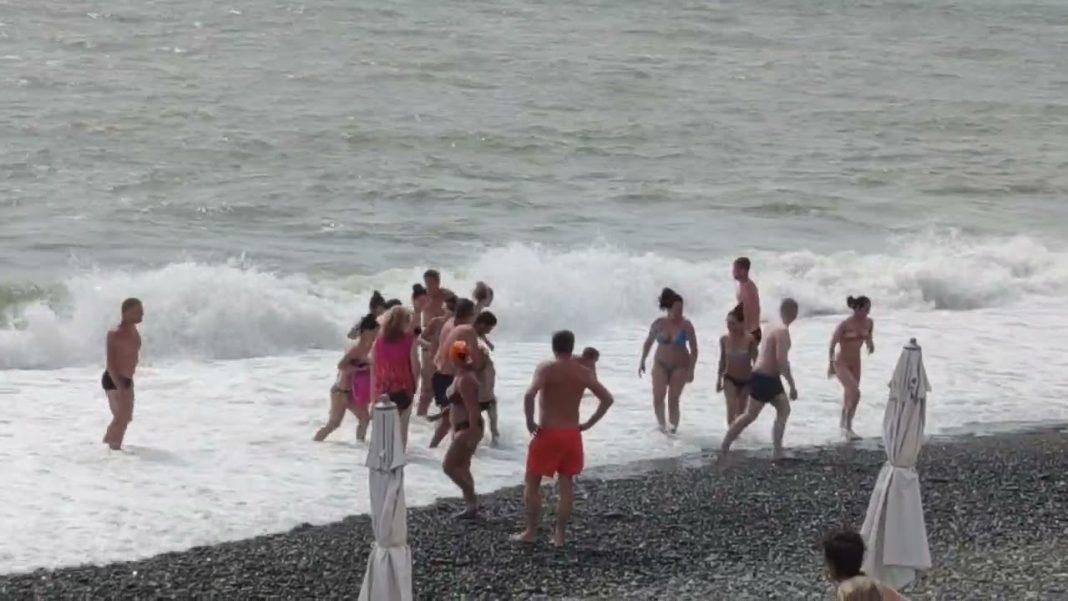 Есть запасные дети? Турист спас мальчика в шторм в Сочи