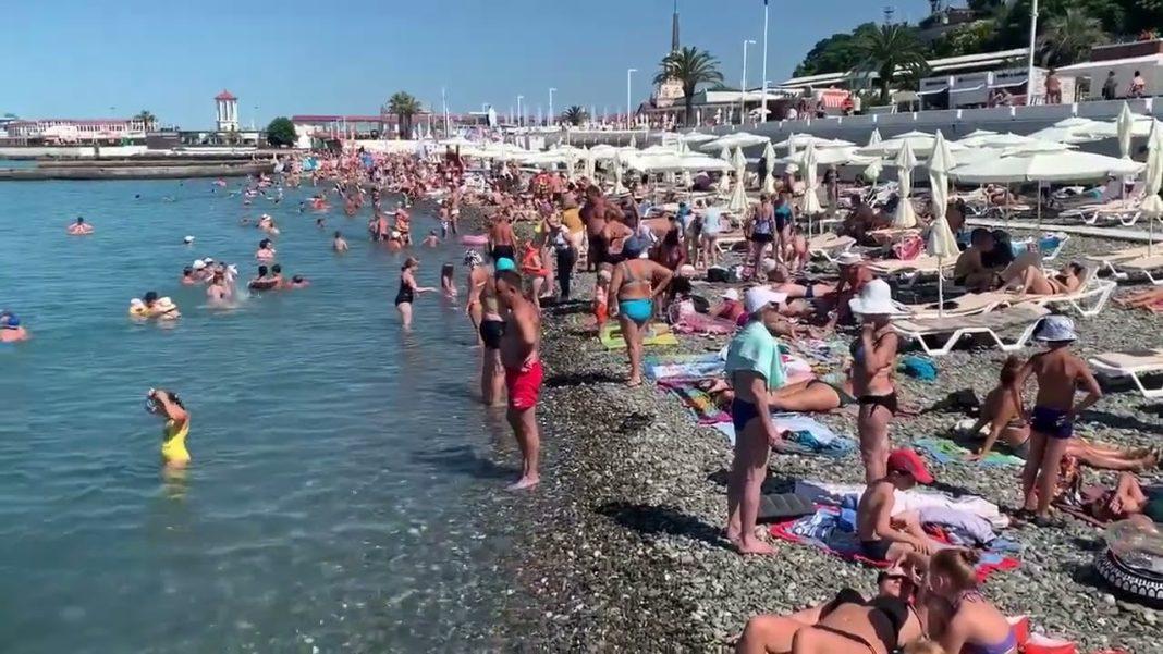 В Сочи показали море народа на пляже